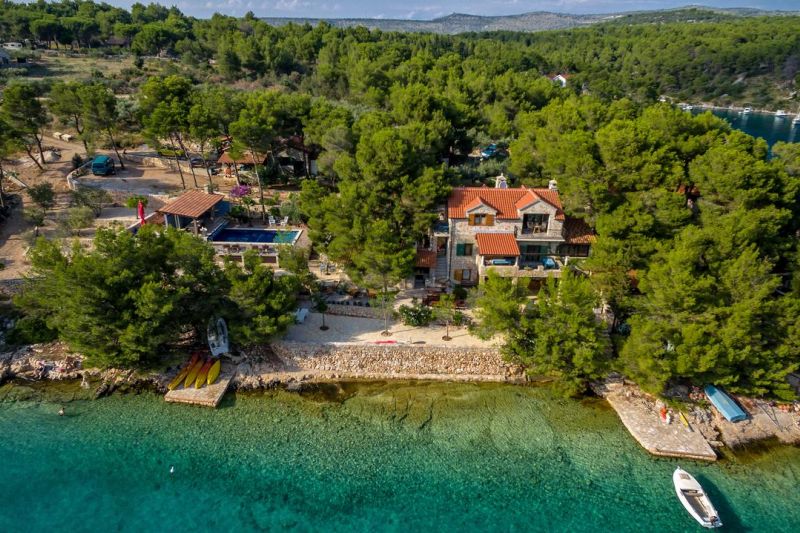 Villa con piscina, direttamente sul mare, Milna, isola di Brazza, Dalmazia, Croazia